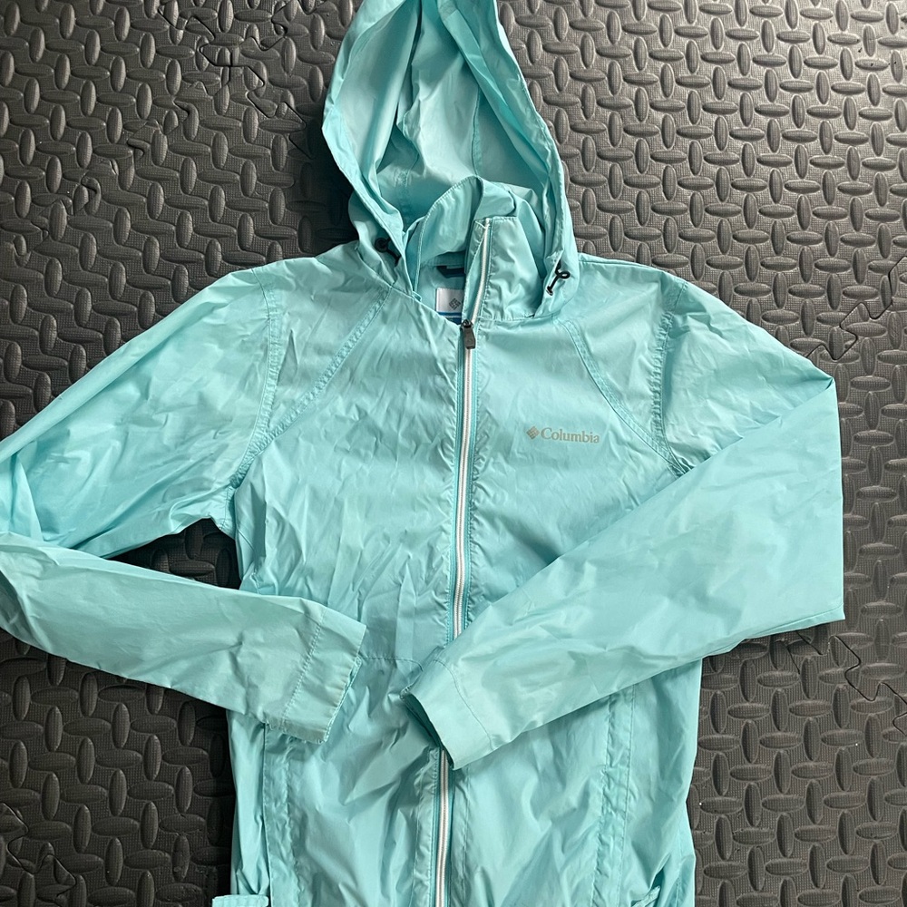 Columbia Blue Ski Jacket with Attached Hood and Lightweight Fabric